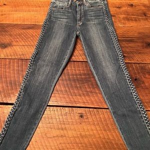 Super cute Joe’s jeans with braided design on sides in excellent condition!
